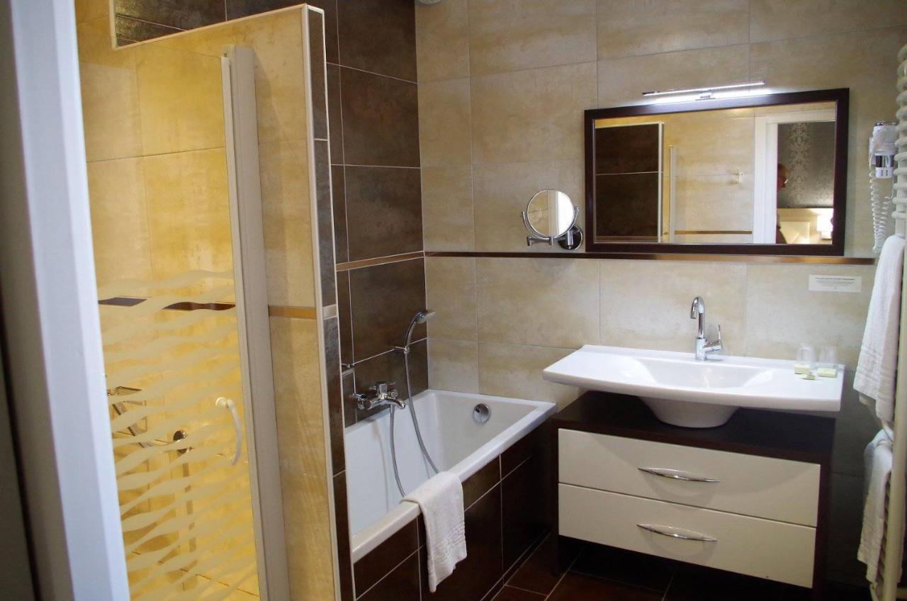 Logis Hotel Les Platanes Reyssouze Экстерьер фото